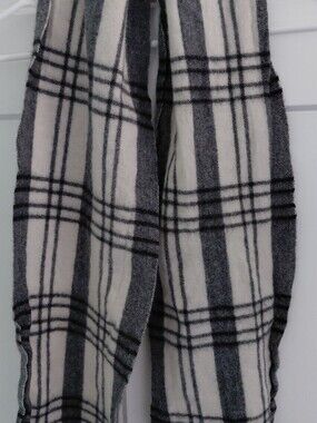 Peck & Peck $110 Retail  Black 100% Cashmere  Fringe Trim Scarf